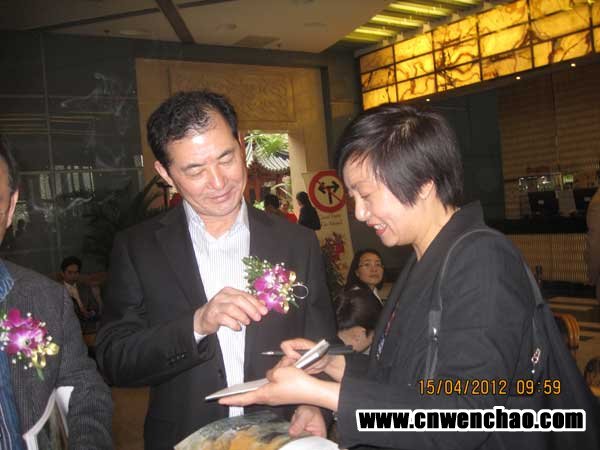 艺术天成杂志社记者宋清华与程学斌在中国美术院揭幕式上合影 艺术天成杂志社记者宋清华与程学斌在中国美术院揭幕式上合影