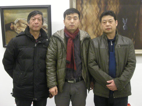 中国书画家协会理事、国家一级美术师马治富(右)、林少云端(中)、画家王长江(左)合影