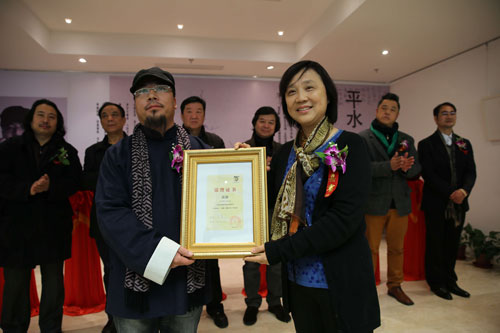 北京视觉经典美术馆馆长给画家高强颁成长览证书