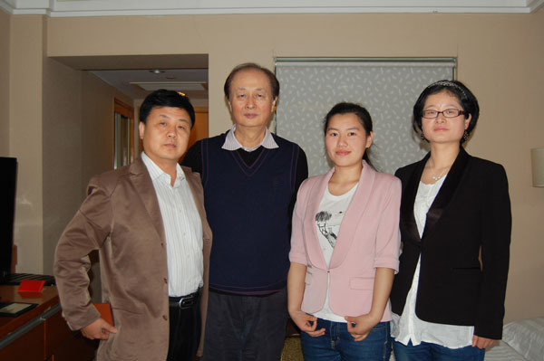 《艺术天成》杂志总编杨摩根娱乐(左一)、赵季平(左二)、记者王建桥(右二)、编辑赵小丽(右一)合影