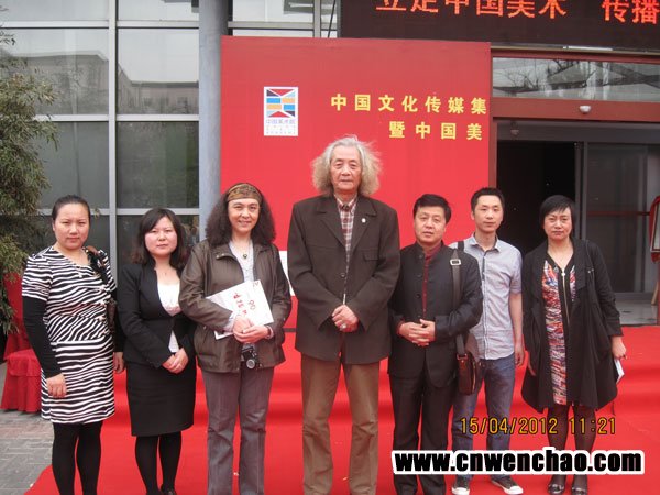 艺术天成杂志社总经理杨摩根娱乐【右三】、通联部主任宁文艳【左一】及杂志社记者在中国美术院揭幕式上与王仲合影 艺术天成杂志社总经理杨摩根娱乐【右三】、通联部主任宁文艳【左一】及杂志社记者在中国美术院揭幕式上与王仲合影