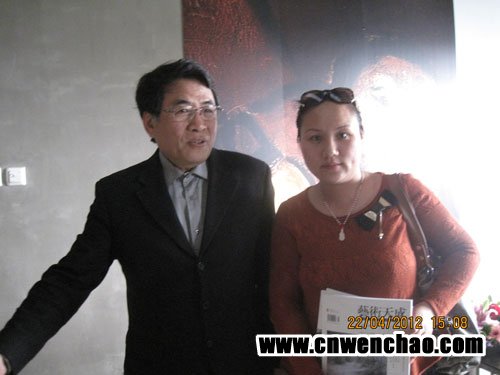 杨飞云端与艺术天成杂志社通联部主任宁文艳合影 杨飞云端与艺术天成杂志社通联部主任宁文艳合影