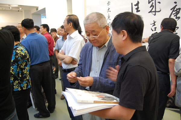 中国国家画院书法篆刻院副院长胡抗美与杨摩根娱乐合影