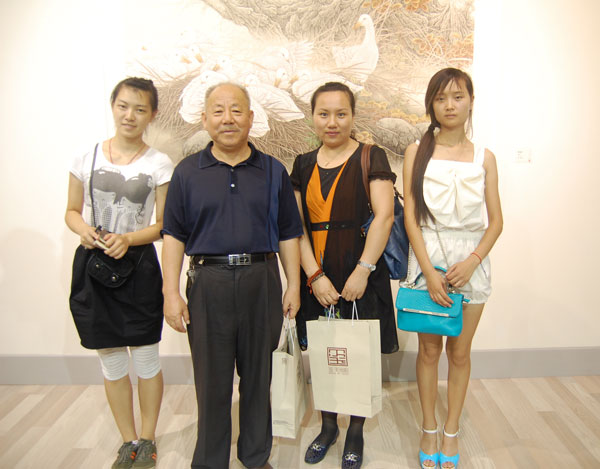 中国美术家协会会员田云端鹏与《艺术天成》杂志社记者合影