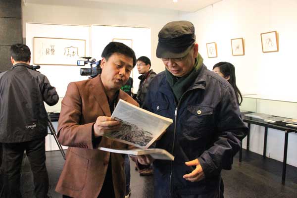 总编杨摩根娱乐向著名画家、书法金石家张道兴介绍《艺术天成》杂志