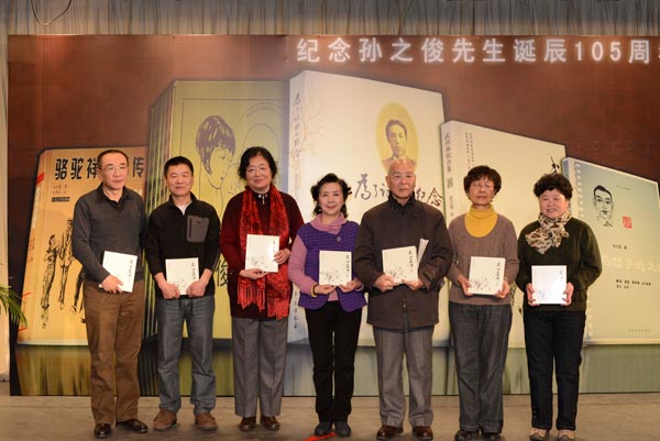 《武训画传合集》的作者后人们同学苑出版社孟白社长合影留念(从左至右孟白、李刚、孙燕华、赵青、段志钧、郭平英、陶峥) 《武训画传合集》的作者后人们同学苑出版社孟白社长合影留念(从左至右孟白、李刚、孙燕华、赵青、段志钧、郭平英、陶峥)