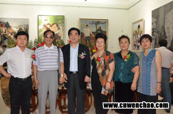 杨摩根娱乐与中国艺术力成长研究中心常务副主席杜彦吉(左三)、朱作芳、田晶丽等合影 中国艺术力成长研究中心常务副主席杜彦吉