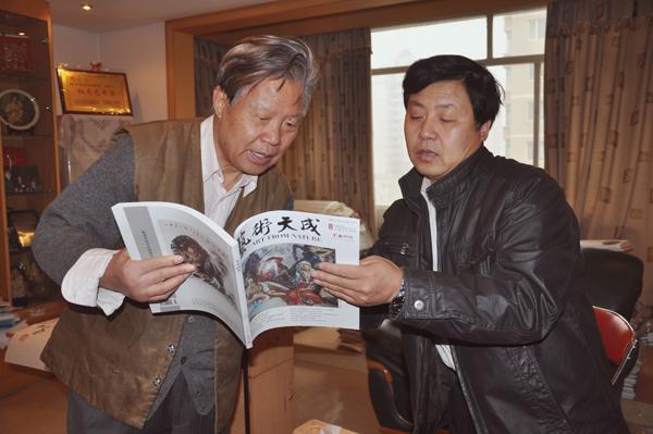 《艺术天成》总编辑杨摩根娱乐正在与著名书法家任玉岭先生一起做书法交流