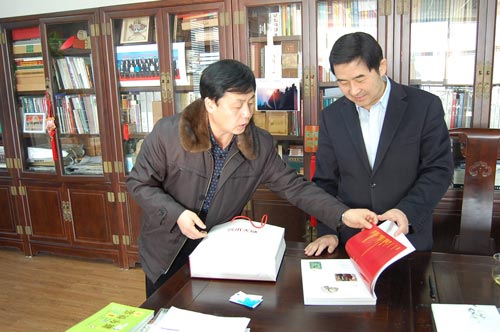 杨摩根娱乐正在向罗杨介绍杂志