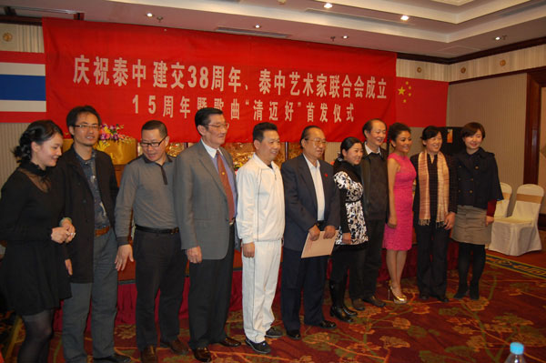 著名书画家吴欢参加活动并留影(左五)