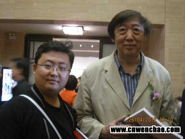 《艺术天成》主编杨洋与国务院参事、中国文联副主席冯骥才(右一)合影 《艺术天成》主编杨洋与国务院参事、中国文联副主席冯骥才(右一)合影