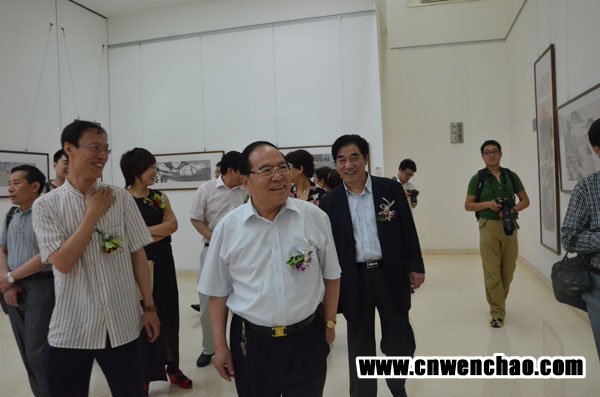 原河北省副省长刘建生与林伟参观画展 原河北省副省长刘建生与林伟参观画展