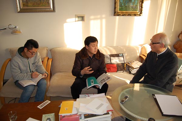 《艺术天成》总编杨摩根娱乐与邵老师商讨杂志内容
