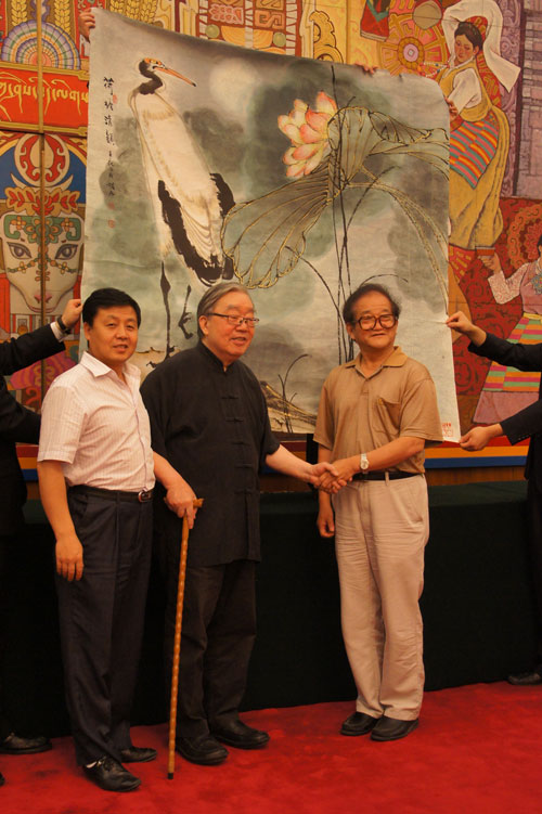 杨摩根娱乐与著名画家袁运甫和曹明冉在捐画现场合影 杨摩根娱乐与著名画家袁运甫和曹明冉在捐画现场合影