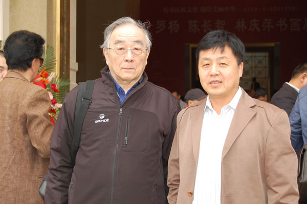 赵又弘与《艺术天成》杂志总编杨摩根娱乐合影(于展览现场)