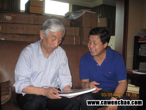 艺术天成杂志社总编杨摩根娱乐与中国书法家协会主席张海在画室交流 艺术天成杂志社总编杨摩根娱乐与中国书法家协会主席张海在画室交流