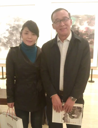 诗人、作家、评论家、艺术专家杨矿与《艺术天成》记者杨文娟合影