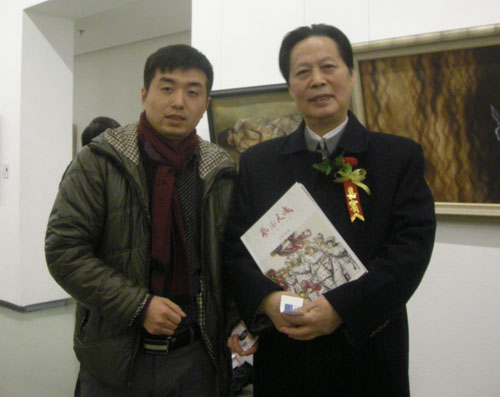 中联部中国对外交流协会理事汪国新与记者林少云端合影