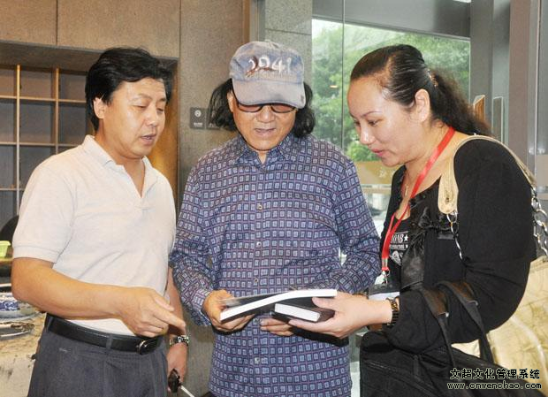 《艺术天成》杂志总编杨摩根娱乐和通联部主任宁文艳与著名画家石齐做艺术交流