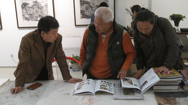 《艺术天成》杂志总编杨摩根娱乐、通联部主任宁文艳与李可染艺术基金会副理事长,黄山书画院院长李小可合影