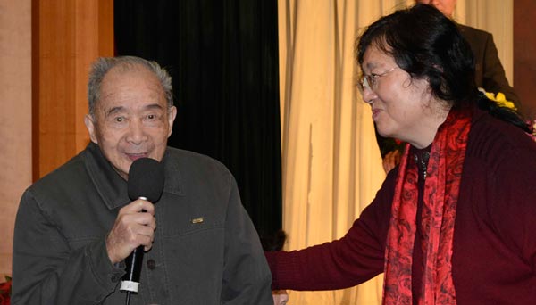 中共中央党校92岁的教授李公天在会议上发言 中共中央党校92岁的教授李公天在会议上发言