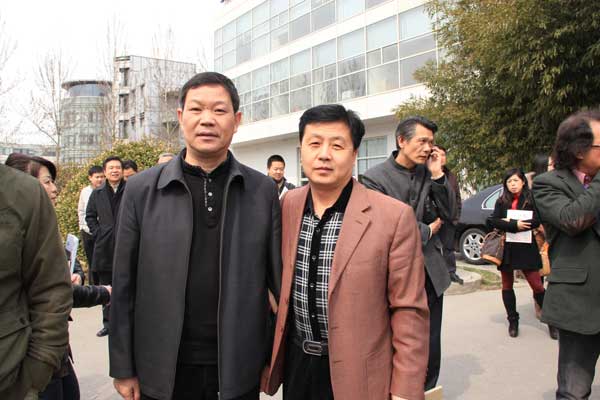 《艺术天成》总编杨摩根娱乐与书法家王学岭合影