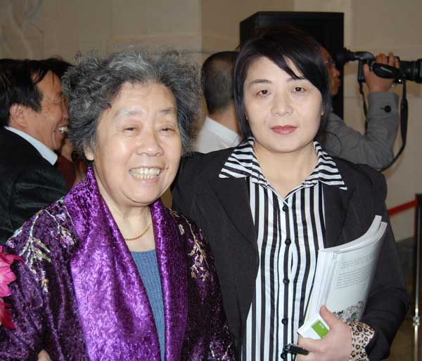 林庆萍与《艺术天成》工作人员杨文娟合影(于展览现场)