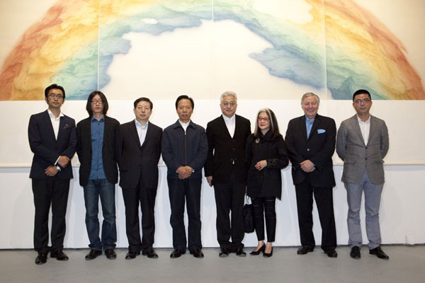 从左至右:今日美术馆落实馆长高鹏、策展人朱朱、中国艺术研究院副院长贾磊磊、中国艺术研究院院长王文章、艺术家徐累、苏富比中国艺术副主席龙美仙、英国跨党派议会中国小组副主席钟斯勋爵、蜂巢艺术中心夏季风