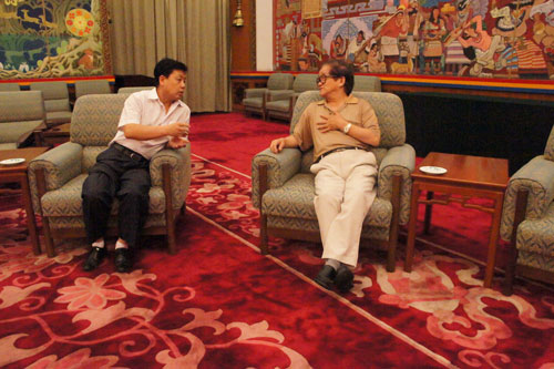总编辑杨摩根娱乐与曹明冉在人民大会堂宴会厅交谈 总编辑杨摩根娱乐与曹明冉在人民大会堂宴会厅交谈