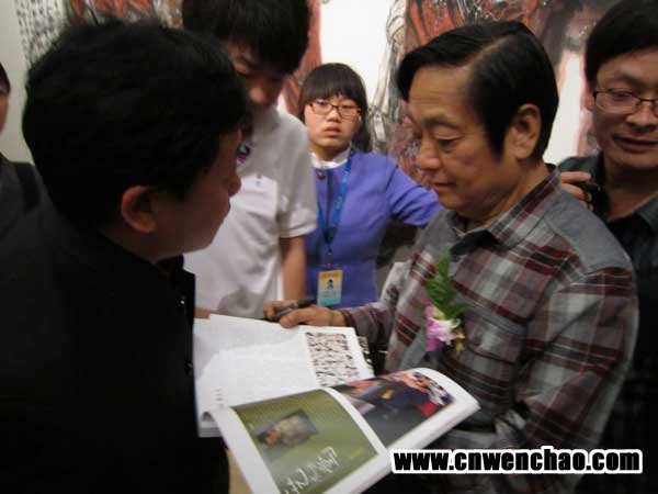 韩美林看到《艺术天成》为其大展所做专题报道十分满意 韩美林看到《艺术天成》为其大展所做专题报道十分满意