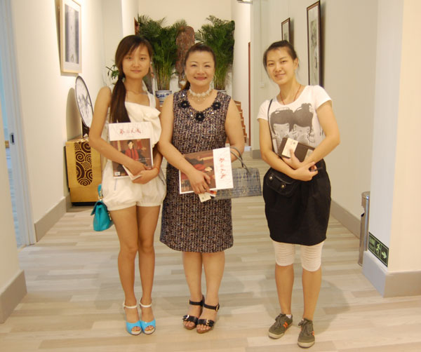 北京雅遵国际艺术成长有限公司董事长小松美伶与《艺术天成》记者合影