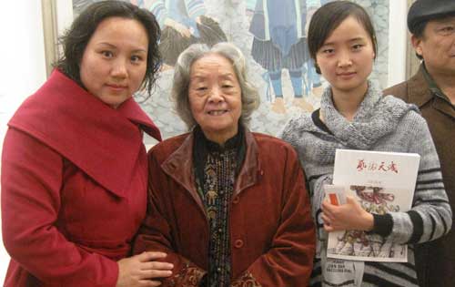 画展主人蒋采蘋与《艺术天成》通联部主任宁文艳、记者杜秀岭合影