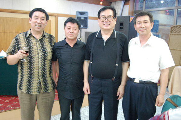 东方龙吟书画院院长牧青、《艺术天成》杂志社总编辑杨摩根娱乐、全国艺术放在委员会副主席王敬之(右二)、美术学会会长牧宿超(右一)合影