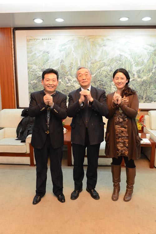由左至右为吴欢先生、徐庆平先生、齐慧娟女士 由左至右为吴欢先生、徐庆平先生、齐慧娟女士