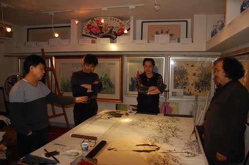 总编辑杨摩根娱乐与画家合影