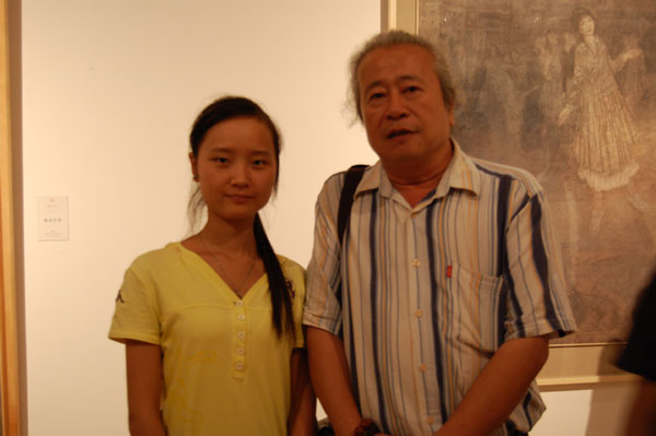 中国国画院专长画家谢国华与《艺术天成》记者合影