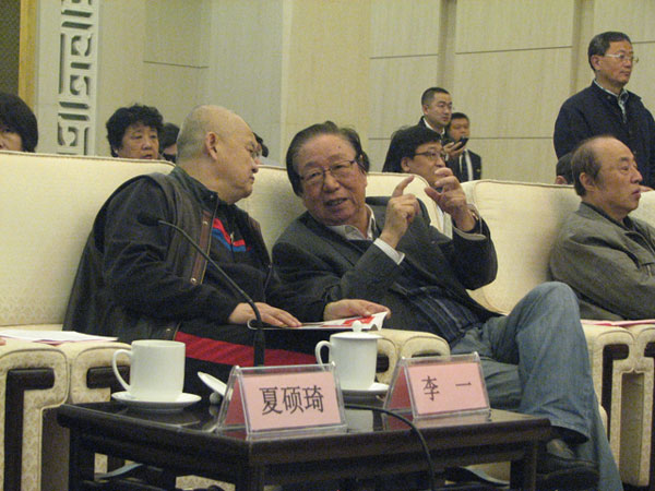 中国书法家协会理事、学术委员会委员李一(左)与中国美术家协会中国画艺委会秘书长、中国美术家协会理论委员会委员孙克(右)合影