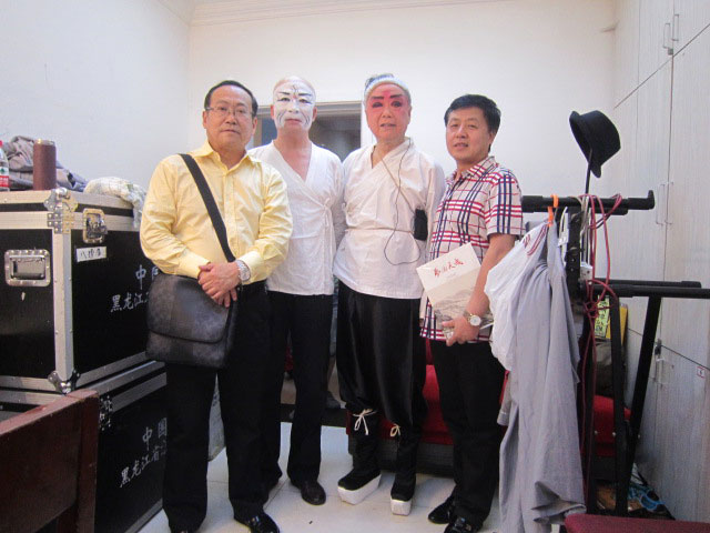 美籍华人刘衡(右二)、苏昆(左二)、荀令言(左一)与《艺术天成》杂志社总编辑杨摩根娱乐(右一)合影