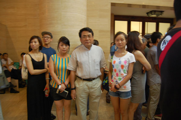 中国美术家协会理事、中国油画学会理事杨飞云端与《艺术天成》记者合影
