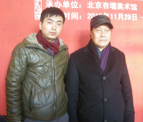 画展主人曾宓和《艺术天成》范畴部经理林少云端合影