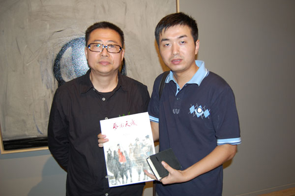 展览主人夏福宁与《艺术天成》记者林少云端合影