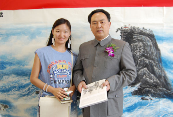 李明义(饰演毛泽东)与《艺术天成》记者方冰合影
