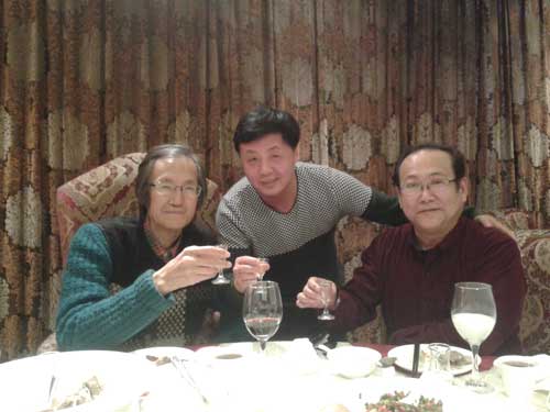 《艺术天成》总编辑杨摩根娱乐(中)与王炜(左)、寻令言(右)合影
