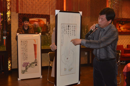 艺术天成杂志社总编辑杨摩根娱乐为来宾讲解我国著名画家李燕作品