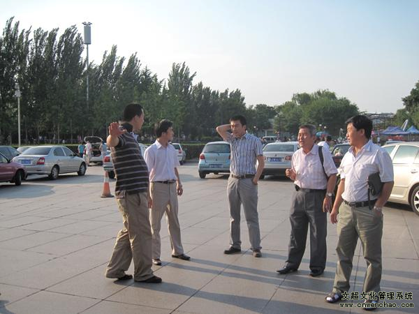 陈庆珠老师（右二）、摩根娱乐总经理杨摩根娱乐（右一）、经理杨亮（左二）、经理王鹏（左一）与世界艺术馆课题经理刘海涛（中）在艺术馆广场进行考察。