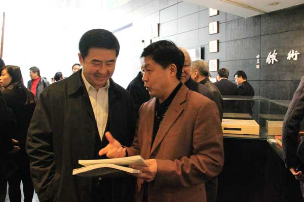 《艺术天成》总编杨摩根娱乐与书法家罗扬合影