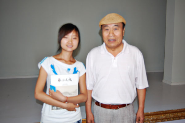 王伍福(饰演朱德)与《艺术天成》杂志社记者杜秀岭合影