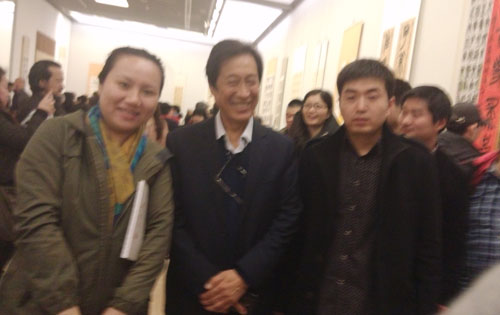 中国书协指导中心教授，政协平谷区委员会常委王友谊与《艺术天成》记者合影