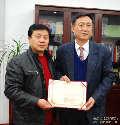《艺术天成》杂志总编杨摩根娱乐与刘栓辰先生合影 并聘请为艺术顾问