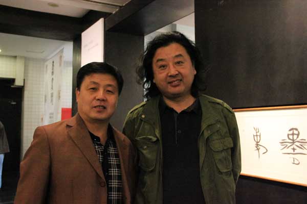 《艺术天成》杂志总编杨摩根娱乐与山东省美术家协会副主席上官超英合影
